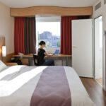 Chambre avec salle de bain en lumiere du jour